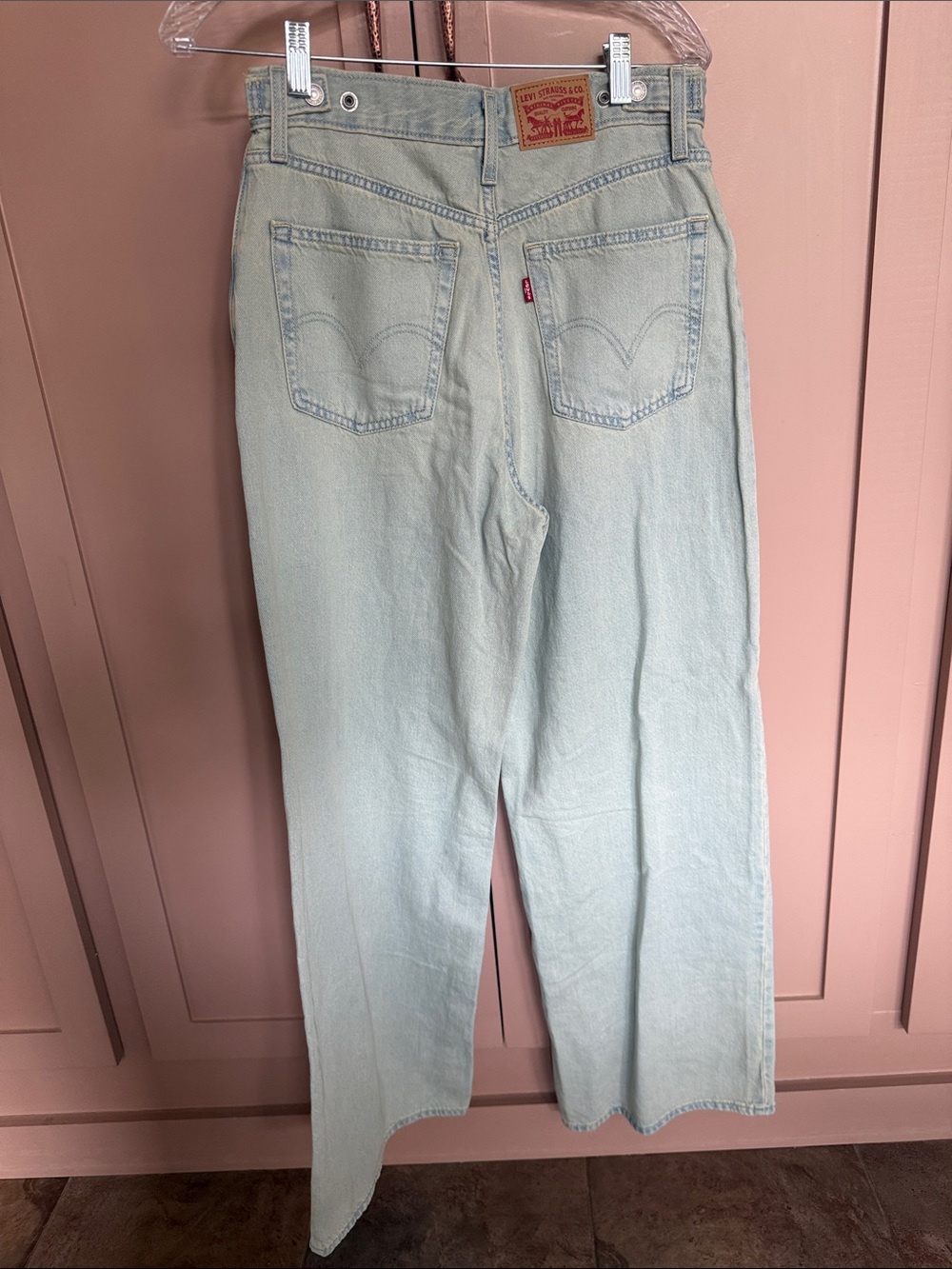 Levi’s Light Wash Wide-Leg Women’s Jeans - Cinch Baggy (28) - Picture 3 of 6
